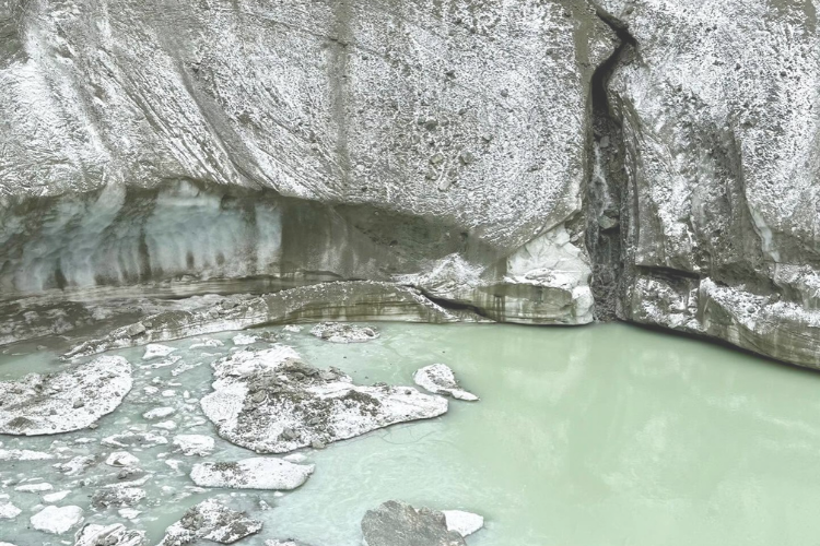 Signs of active glacier degradation detected on Chelektor