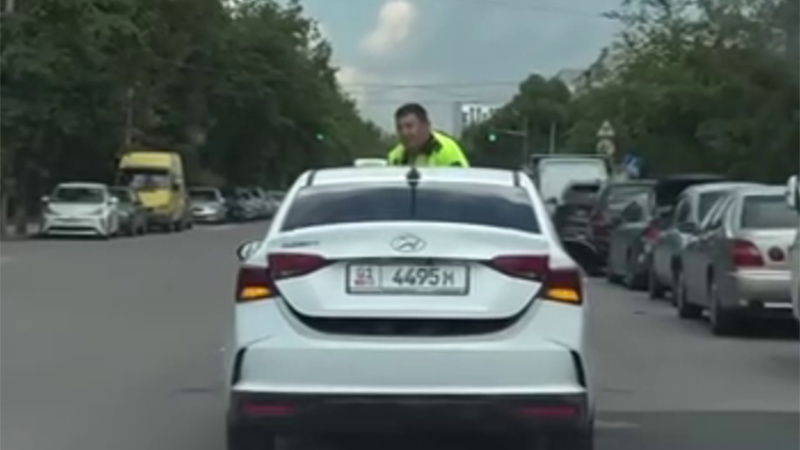 В Бишкеке женщина протащила инспектора УПСМ на капоте автомобиля (видео)