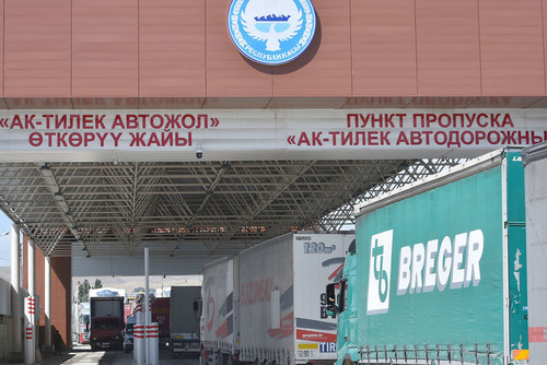 Депутат сообщил о жалобах предпринимателей на задержки грузов на посту «Ак-Тилек»
