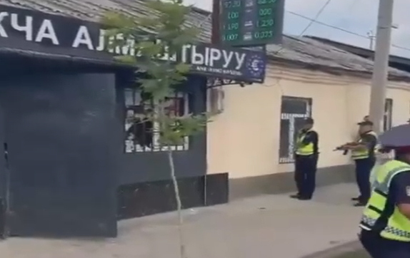 Убийство и попытка суицида. В Оше днем зарезали владельца обменки