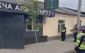 Убийство и попытка суицида. В Оше днем зарезали владельца обменки