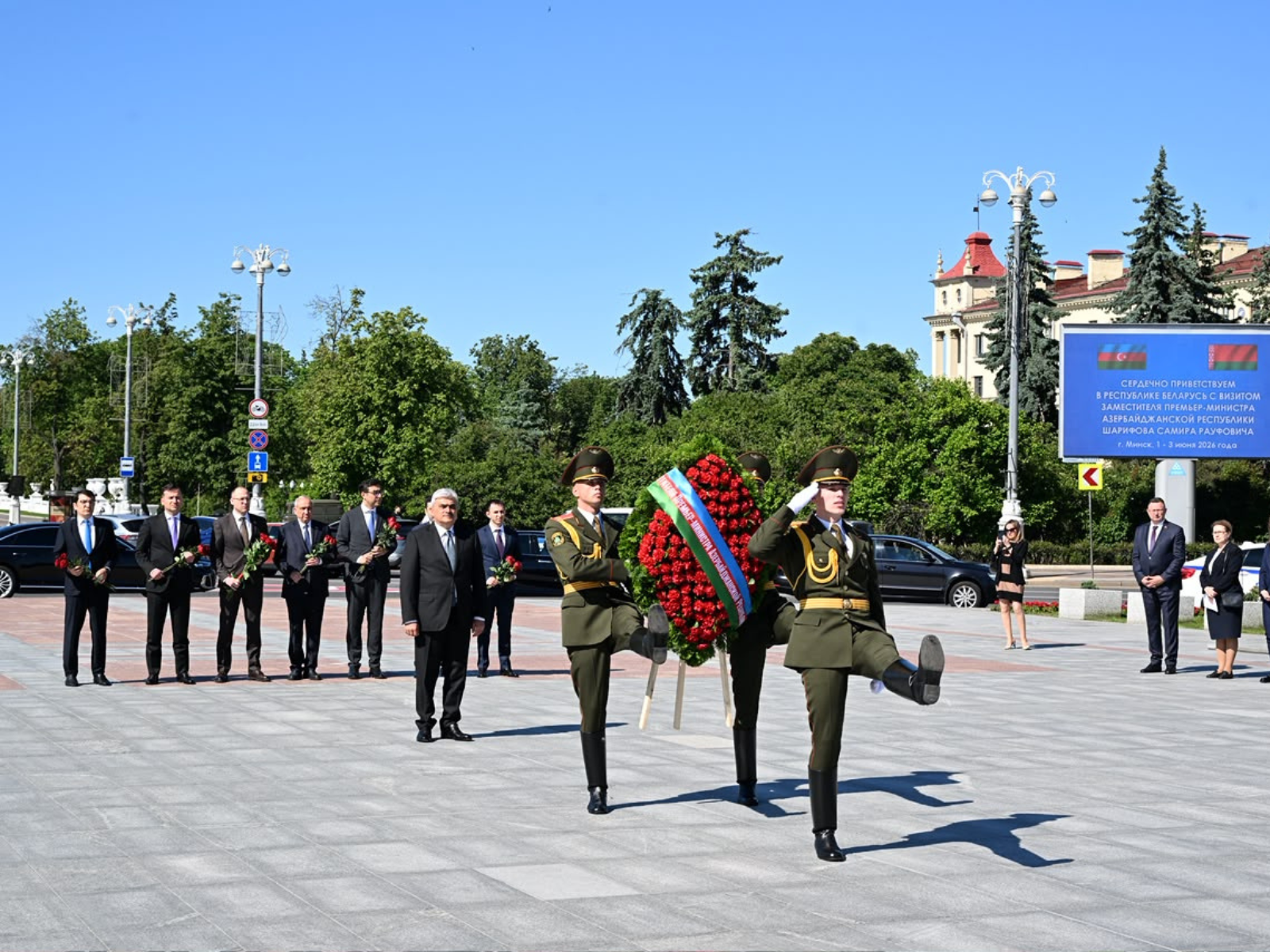 Заместитель премьер-министра посетил Монумент Победы в Минске (ФОТО)
