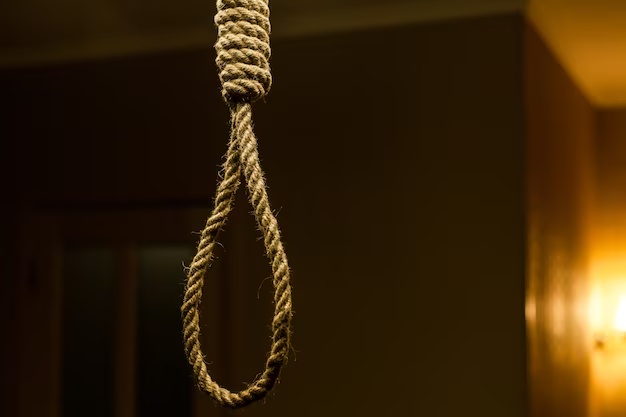 В Ошской области 24-летнюю мать двоих детей нашли повешенной в сарае