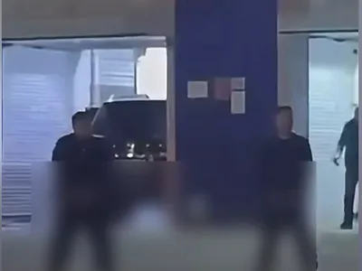 В Бишкеке, не стесняясь, мужчины справили нужду прямо у дороги в центре города