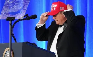 Трамп пошутил, что будет баллотироваться на "четвертый срок" (видео)