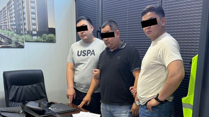 Дело о вымогательстве. Адвоката задержали с поличным при получении $15 тысяч (фото)