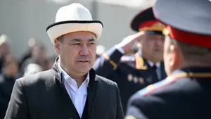 Садыр Жапаров наградил работников МВД за раскрытие преступлений
