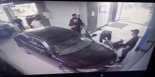 В МВД прокомментировали видео с избиением парня милиционерами при задержании