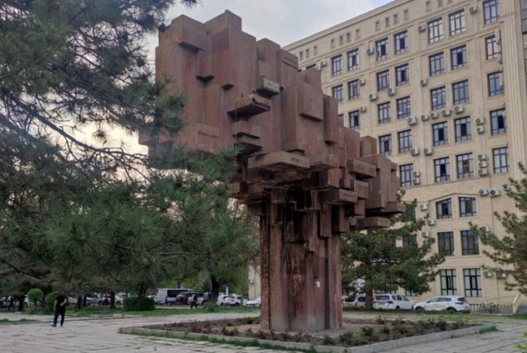 В Бишкеке начали ремонт памятника «Эл куту»: восстановят ли утраченные фигуры?