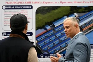 Садыр Жапаров ознакомился с проектами рыбоводческого хозяйства и судосборочного комплекса в Караколе