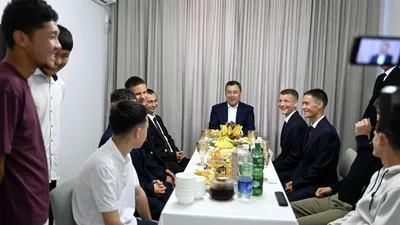Жапаров посмотрел, как живут выпускники интернатов в Бишкеке во временном жилье