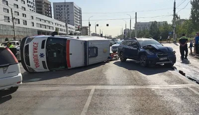 В результате ДТП в Бишкеке перевернулась скорая. Пострадал пациент, находившийся в карете