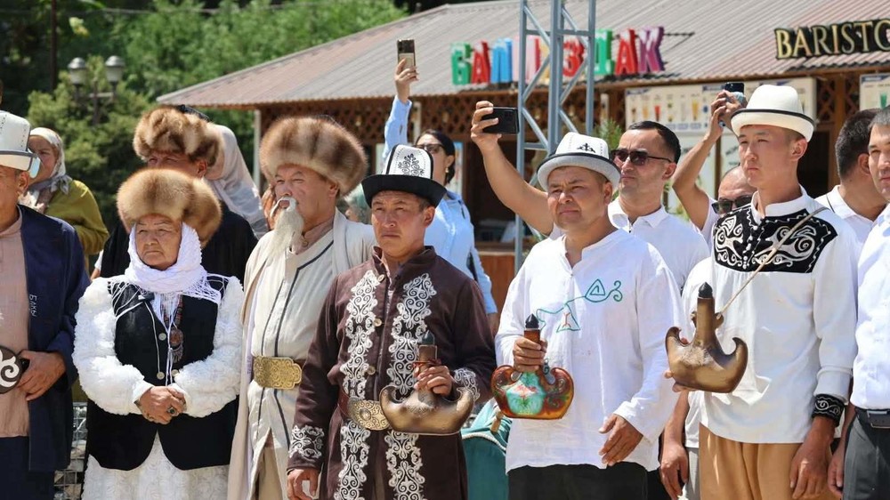 «Биримдик кербени» в Оше: всадники привезли священную воду регионов