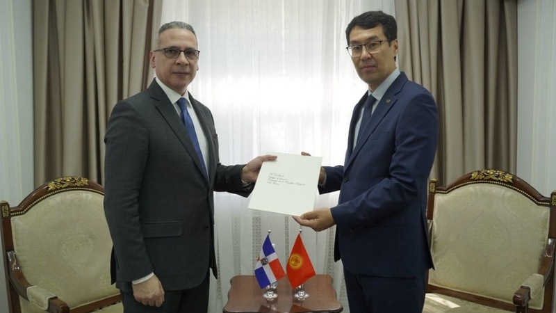 Deputy Foreign Minister Abakirov receives copies of credentials from Ambassador of Dominican Republic