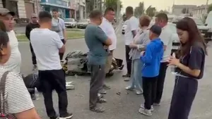 В Бишкеке столкнулись автомобиль и мопед (видео)