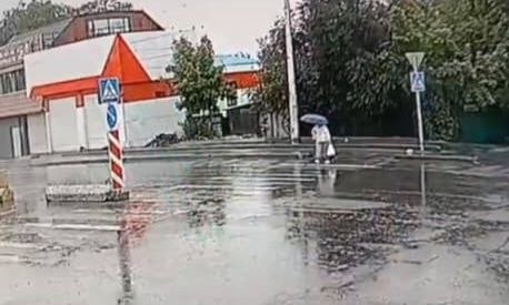 В Бишкеке водитель Honda сбил женщину на пешеходном переходе