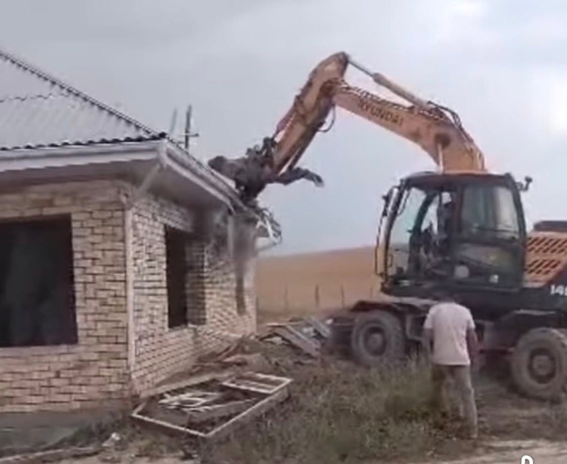 В Ноокате самозахват пастбища обернулся уголовным делом и сносом построек