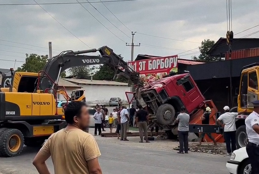 В Сузакском районе грузовик провалился в арык из-за обрушения лотка