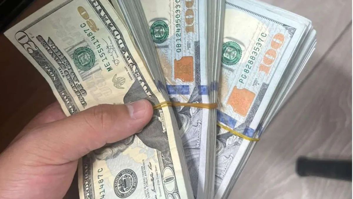 В аэропорту "Манас" задержали пассажира с $28 тысячами