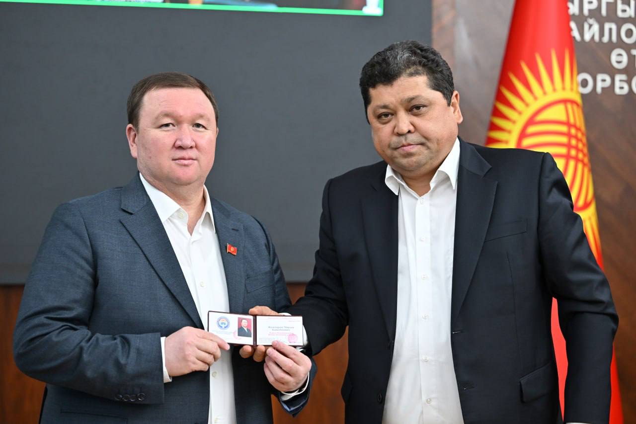 Мирлан Жеенчороев получил мандат. ЦИК зарегистрировала его по округу № 21