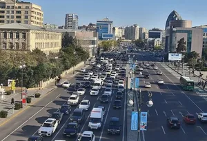 В Баку на ряде улиц и проспектов затруднено движение транспорта
