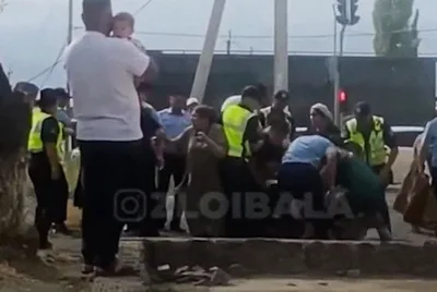 Сватьи устроили потасовку возле РОВД в селе Беловодском
