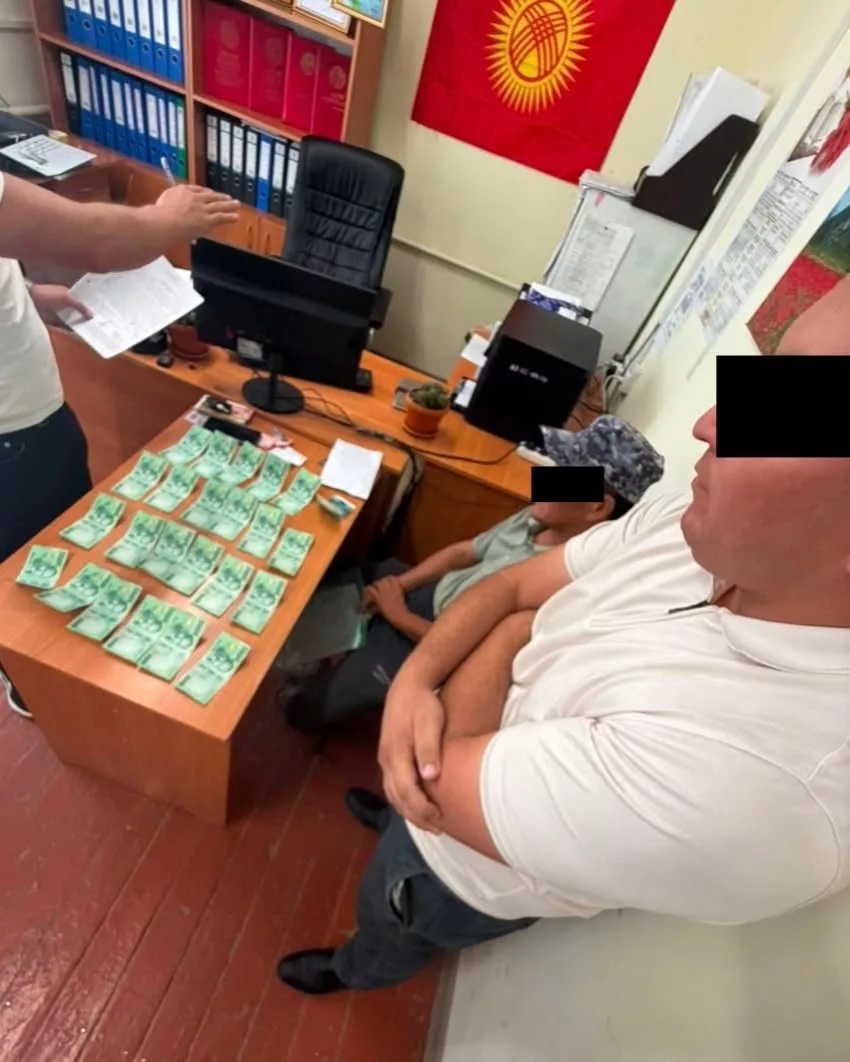 За вымогательство взятки ГКНБ задержал ответственных работников Тоо-Моюнского аильного аймака Араванского района