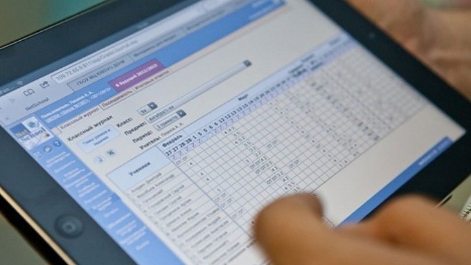 Чиновники подсчитали экономию при переходе на электронные дневники и журналы