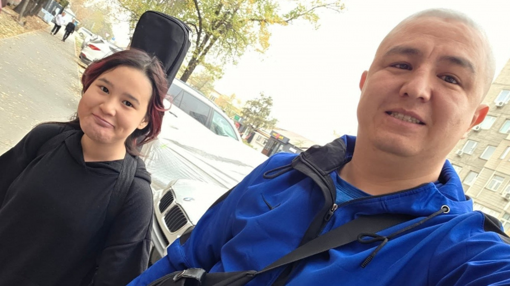 Врачи в Германии лечат 12-летнюю Азалию в долг. Родители просят о помощи