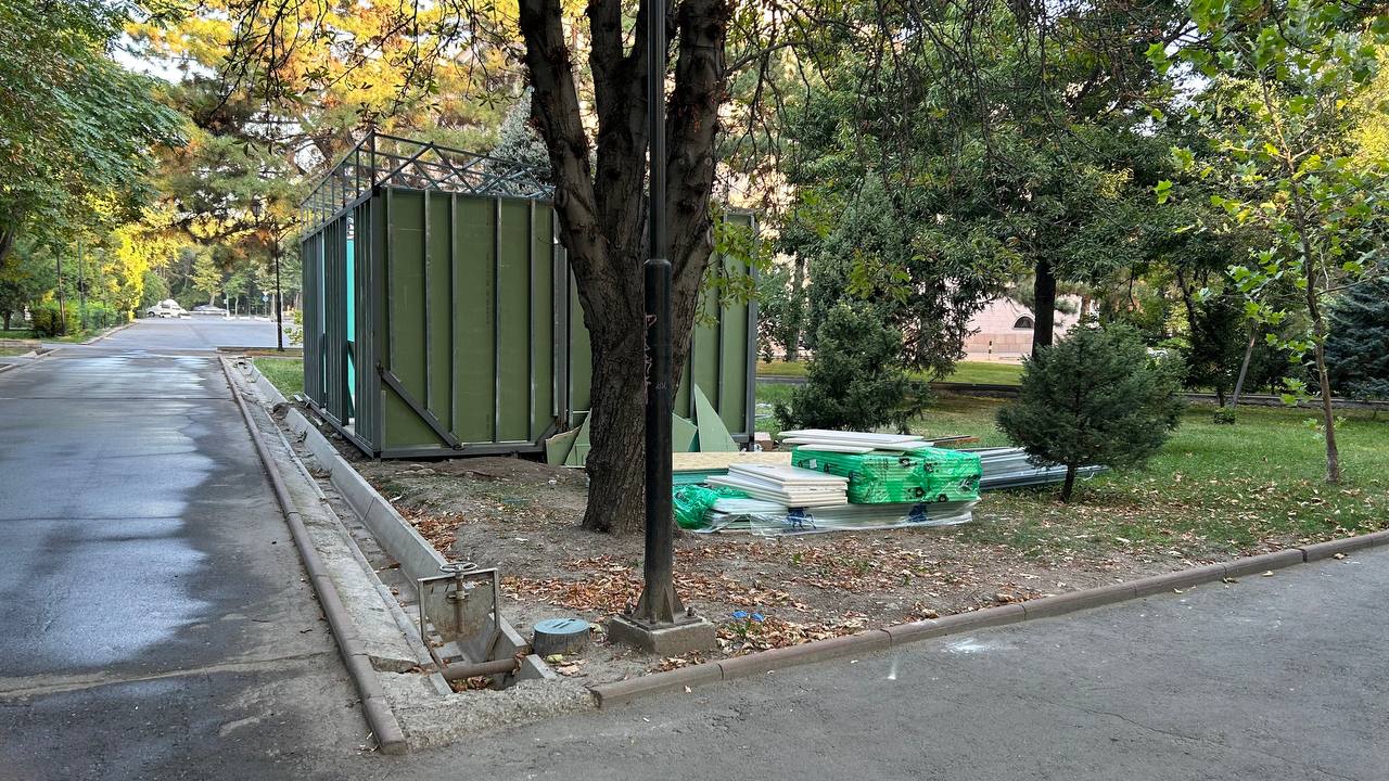 Мэрия Бишкека строит общественный туалет прямо на парковом газоне