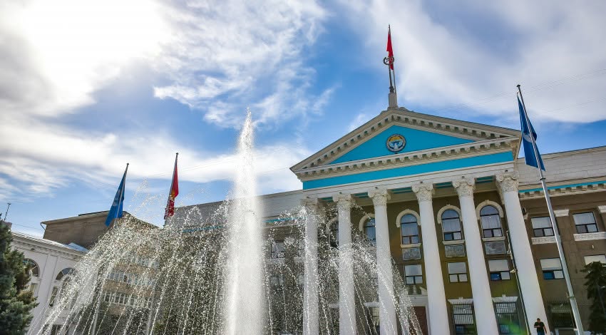 Мэрия Бишкека начала борьбу с автосалонами и коммерцией в жилых зонах