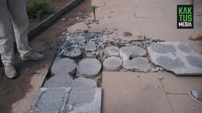Конфликт из-за плитки у Old Bishkek. Рабочие требуют денег, заказчик - переделки за брак