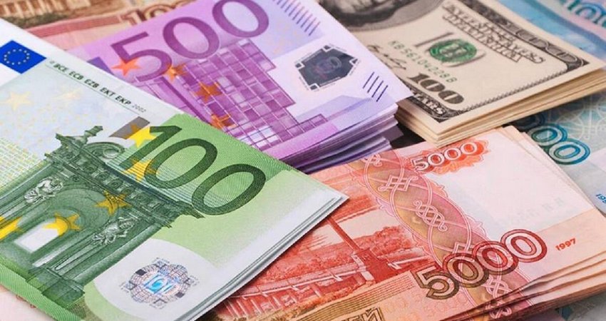 Рубль обвалился, евро и тенге также подешевели: курс валют на 10 августа