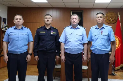 За проявленные мужество и героизм двое сотрудников МВД Кыргызстана награждены медалью «Каармандык»