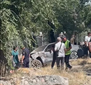 BMW протаранил четыре автомобиля в Бишкеке. Под колеса попали две сестры