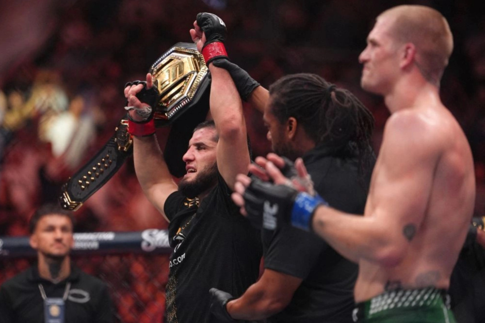 Ислам Махачев защитил титул UFC и установил рекорд промоушена