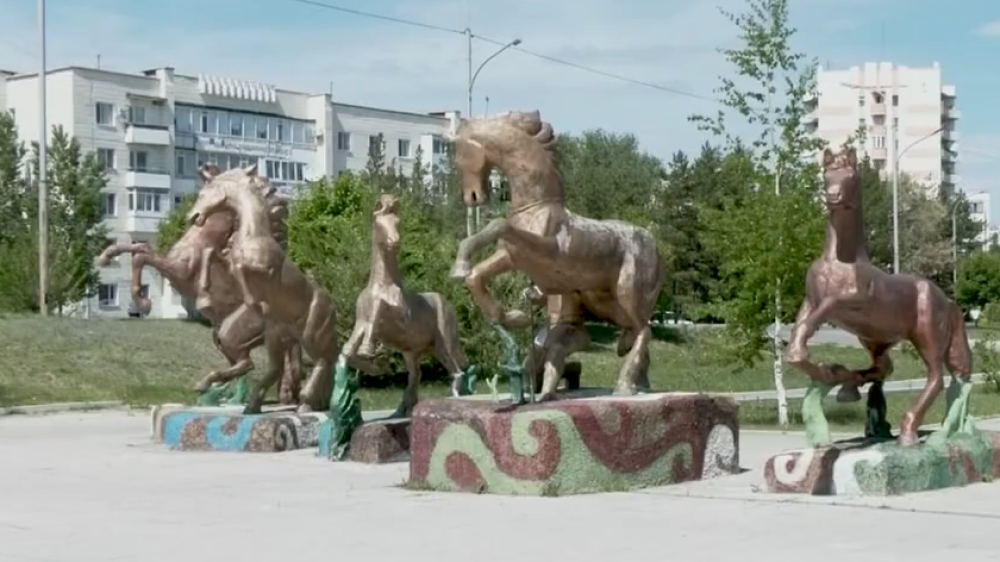 Жителей Кокшетау пугают разрушающиеся скульптуры в центре города