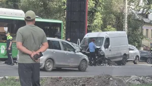 Автомобиль выехал на встречку в Бишкеке, и столкнулся с автобусом