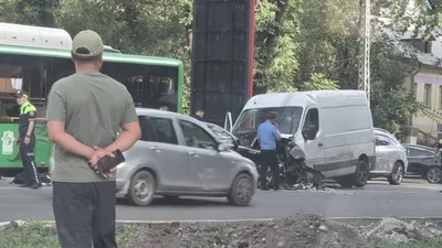 Автомобиль выехал на встречку в Бишкеке, и столкнулся с автобусом