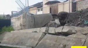 В Оше обрушилась бетонная стена в зоне отдыха у канала (видео)