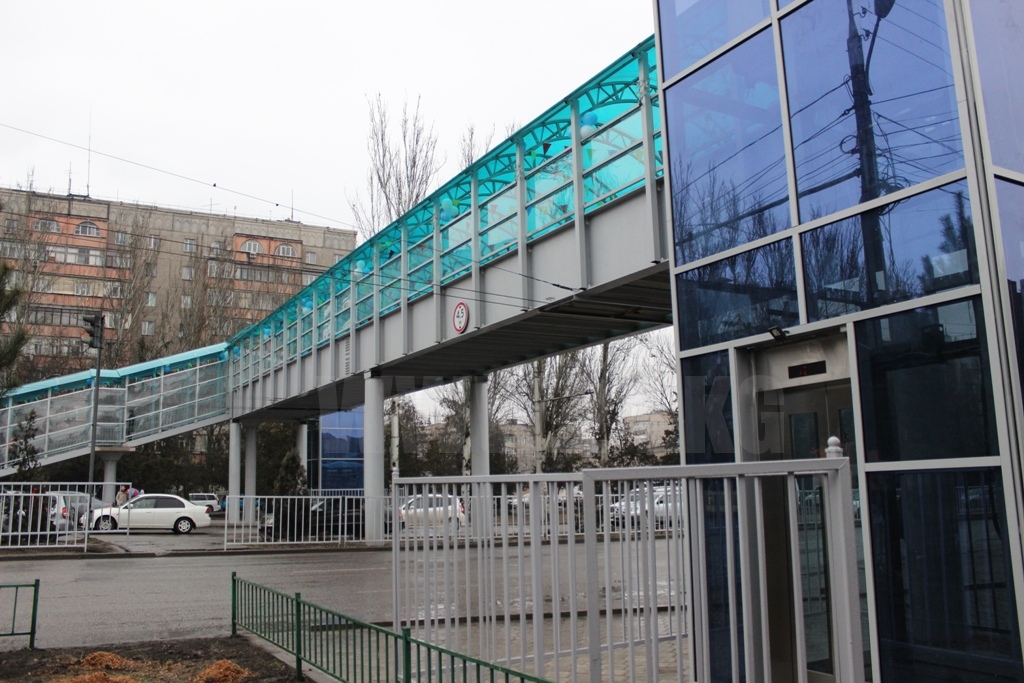 Лифты в надземных переходах Бишкека отключают на ночь из-за вандалов