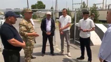 Гражданин Узбекистана полез в драку с кыргызстанскими пограничниками на КПП