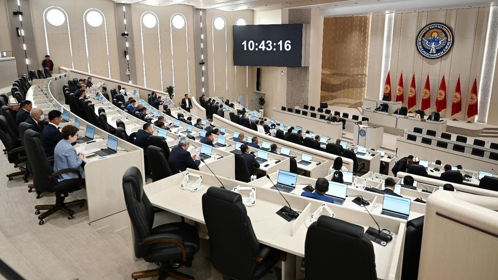 Жогорку Кенеш принял закон о референдуме, инициированный президентом