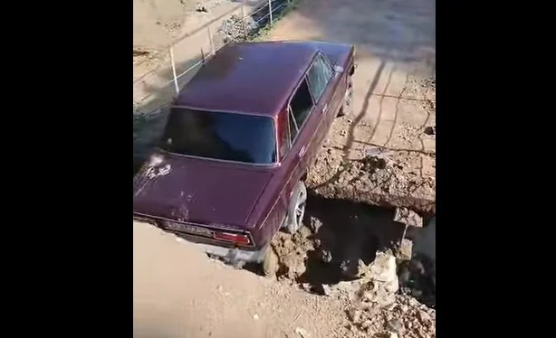В Аксы сель смыл опору моста, дорога временно закрыта