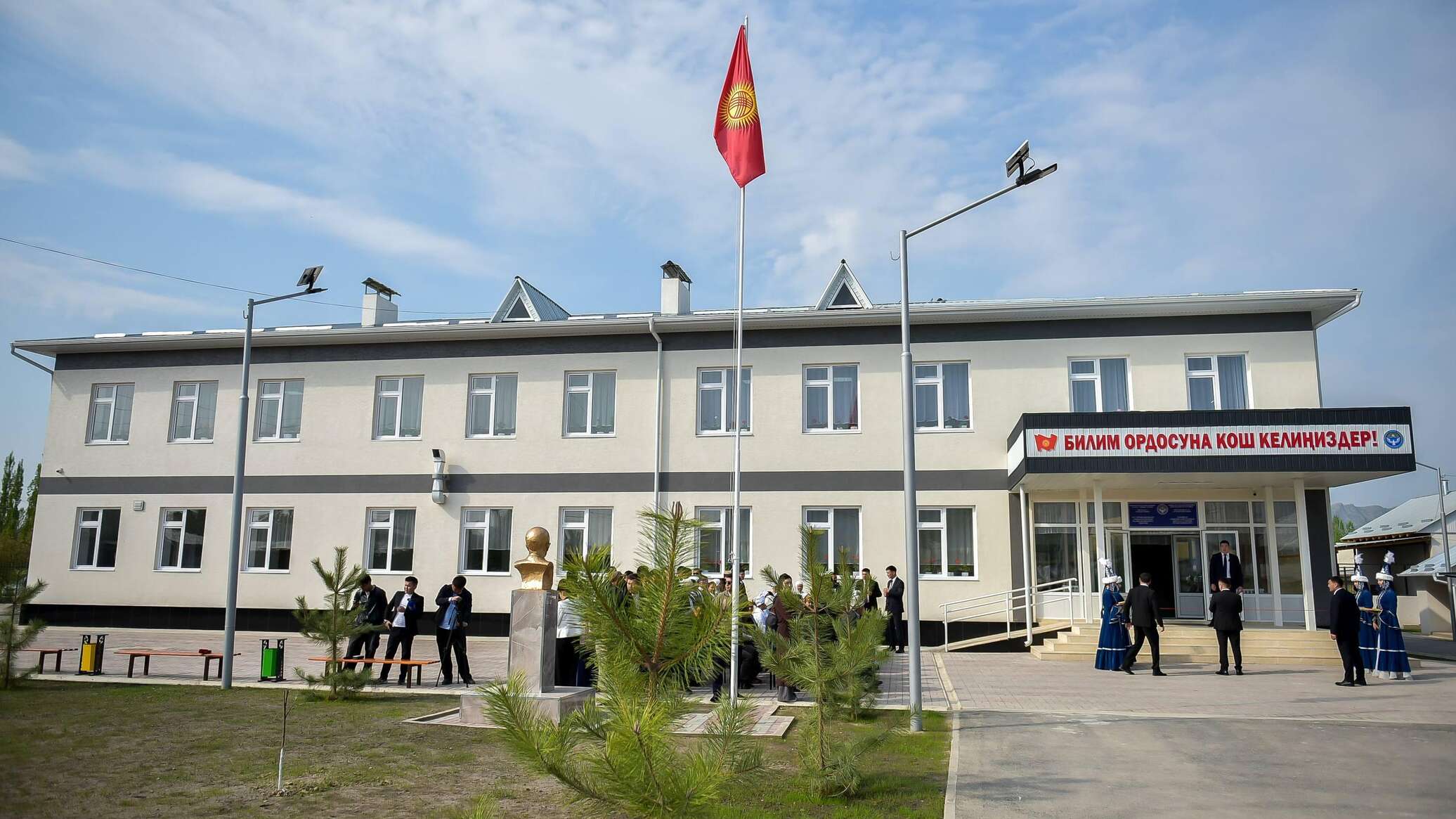 Садыр Жапаров открыл школу в Араванском районе