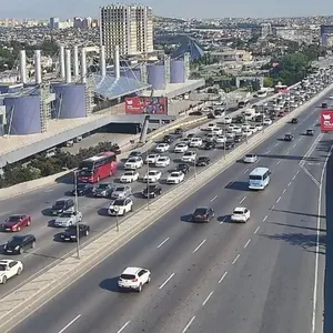 На ряде улиц и проспектов Баку затруднено движение транспорта