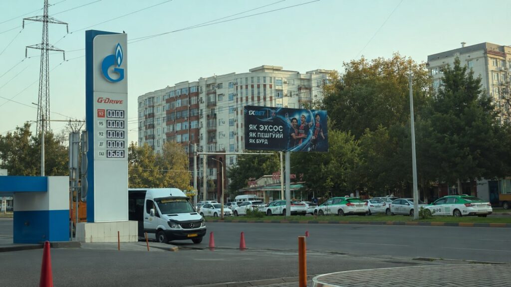 Жара и ограничения для фур оставили некоторые АЗС Душанбе без топлива