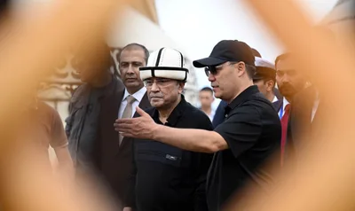 Садыр Жапаров подарил президенту Пакистана ак калпак на Иссык-Куле