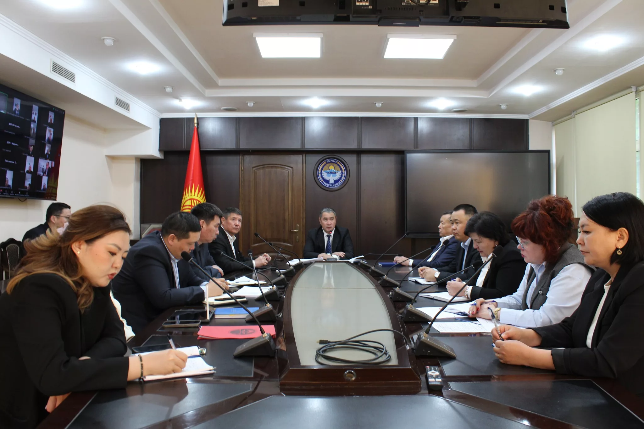 Глава Минтранса Кыргызстана подверг критике работу Департамента дорожного хозяйства