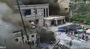 На границе Непала и Тибета произошло жуткое наводнение. Десятки людей погибли (видео)